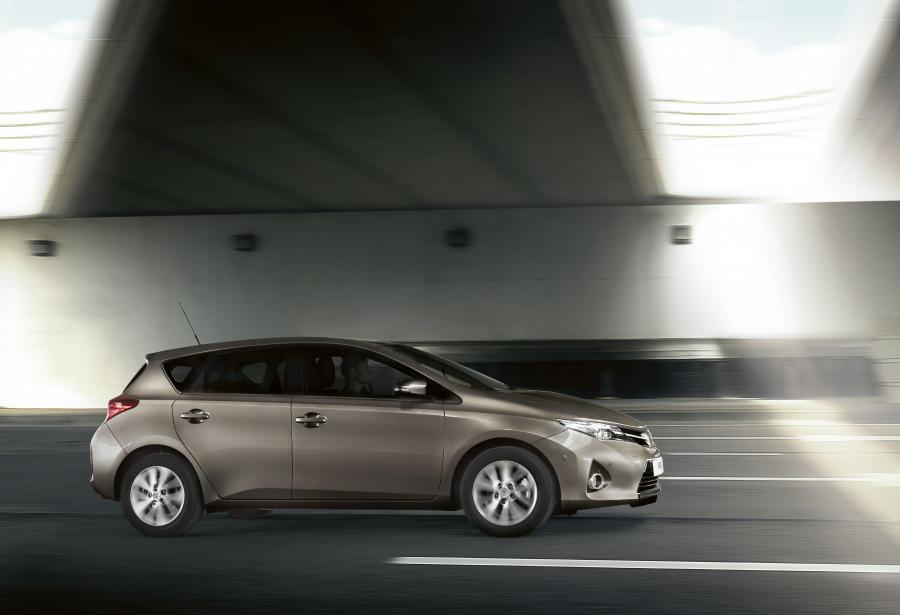  Toyota Auris 2012 года  (фото 14 из 17)